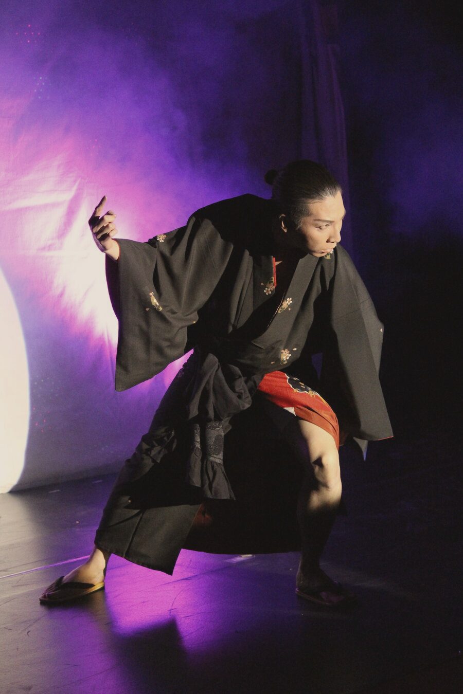 舞台で舞う松坂慎治